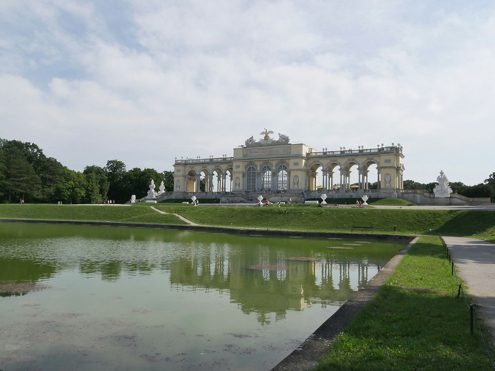 Wenn du Schloss Schönbrunn ohne lange Wartezeiten erleben möchtest, ist diese Führung eine wunderbare Wahl. Entdecke die prachtvollen Räume, spaziere durch die beeindruckenden Gärten und tauche in die Geschichte der Habsburger ein – ein unvergessliches Erlebnis bei einem Besuch in Wien. 👑🌿🇦🇹