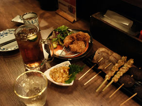 西新宿での接待宴会で提供された、美味しそうに焼き上げられた焼き鳥の盛り合わせ