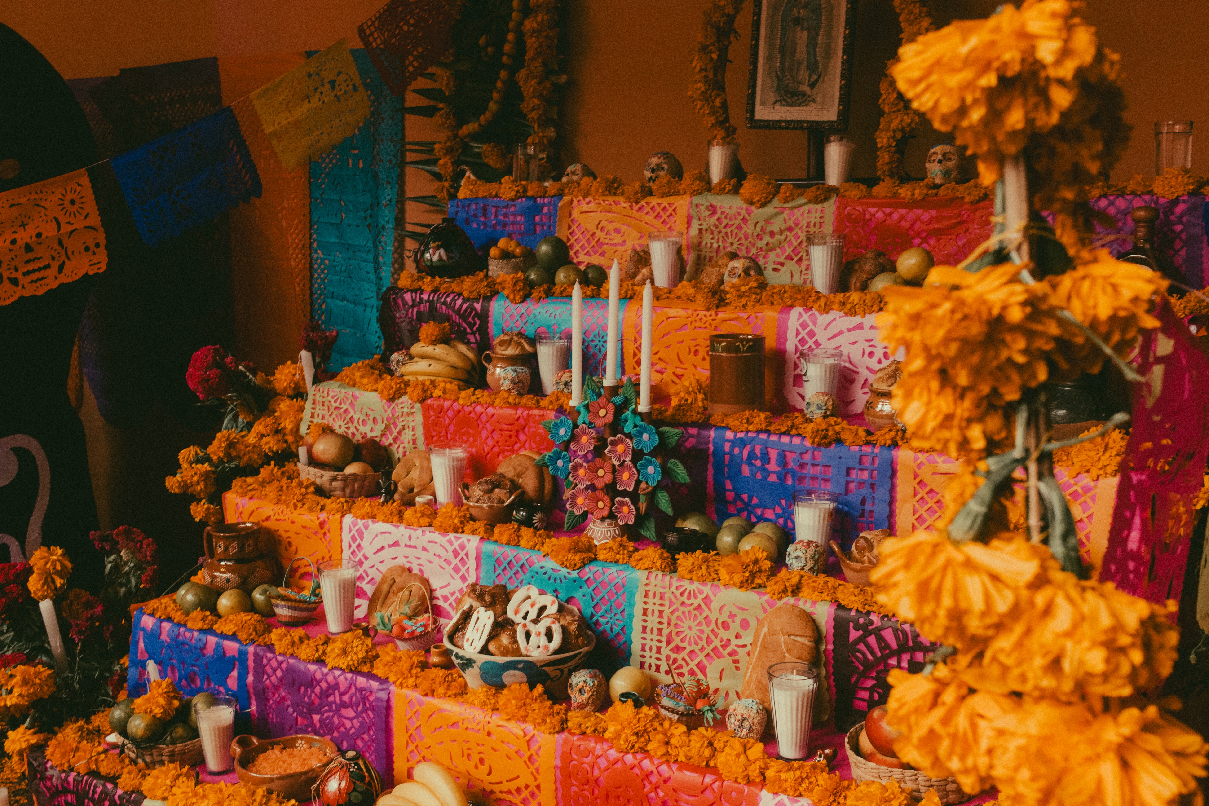 Celebración del Día de Muertos con Ofrendas Monumentales en Estados Unidos