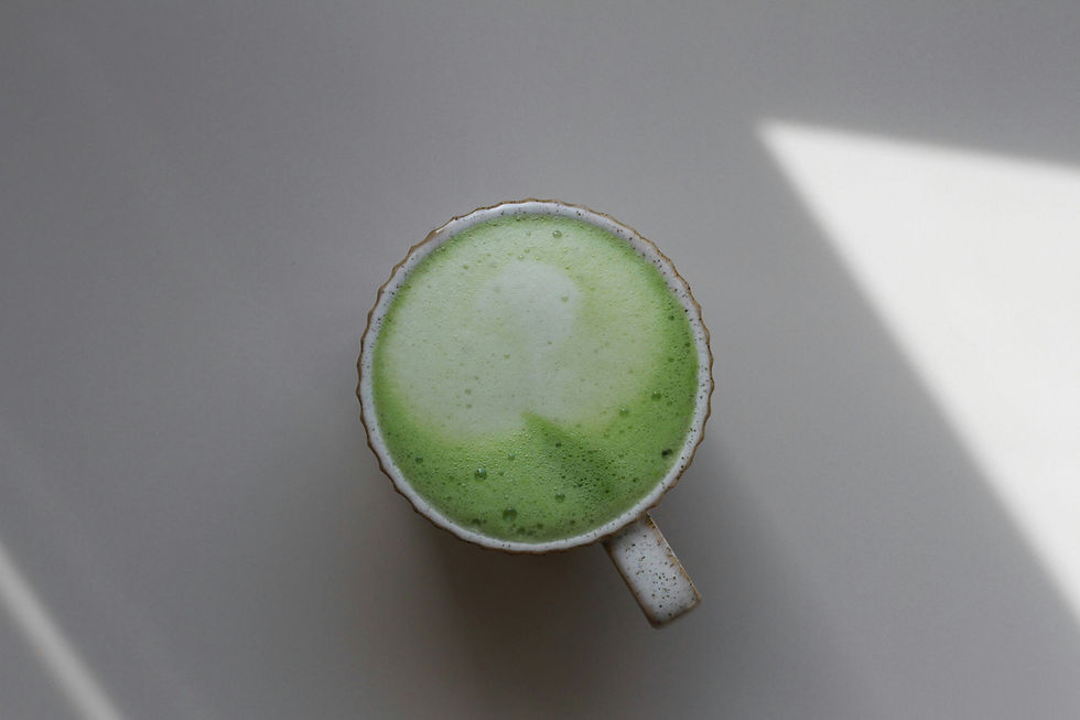 Eine Tasse Matcha Latte