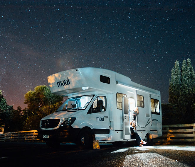 Wohnmobil steht am Sternenhimmel. Camping mit dem Wohnmobil im Sternenpark. Vagabundo.