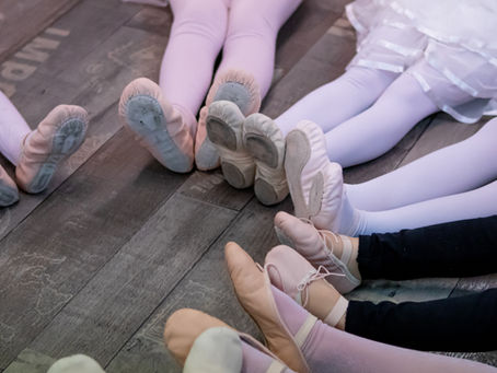 Aqui, a dança é entendida como um espaço de acolhimento, expressão e liberdade. Acreditamos que todos os corpos podem dançar — independentemente de idade, experiência, formato ou nível técnico. Cada corpo carrega sua própria história, ritmo e potência, e tudo isso é bem-vindo aqui. Objetivos    Nossa proposta é oferecer aulas acessíveis, respeitosas e inclusivas, onde o movimento se adapta ao corpo e não o contrário. Não trabalhamos a partir de padrões ou comparações, mas sim da escuta, do cuidado e da individualidade de cada aluno. O aprendizado acontece no tempo de cada pessoa, valorizando suas possibilidades, limites e objetivos.    Diferencial        Mais do que aprender passos, as aulas são um convite ao autoconhecimento, à confiança e à conexão com o próprio corpo. A dança aqui é ferramenta de bem-estar, alegria e fortalecimento da autoestima.      Metodologia inclusiva e adaptável, não focando apenas nos resultados, mas também na evolução.    Ambiente seguro e acolhedor