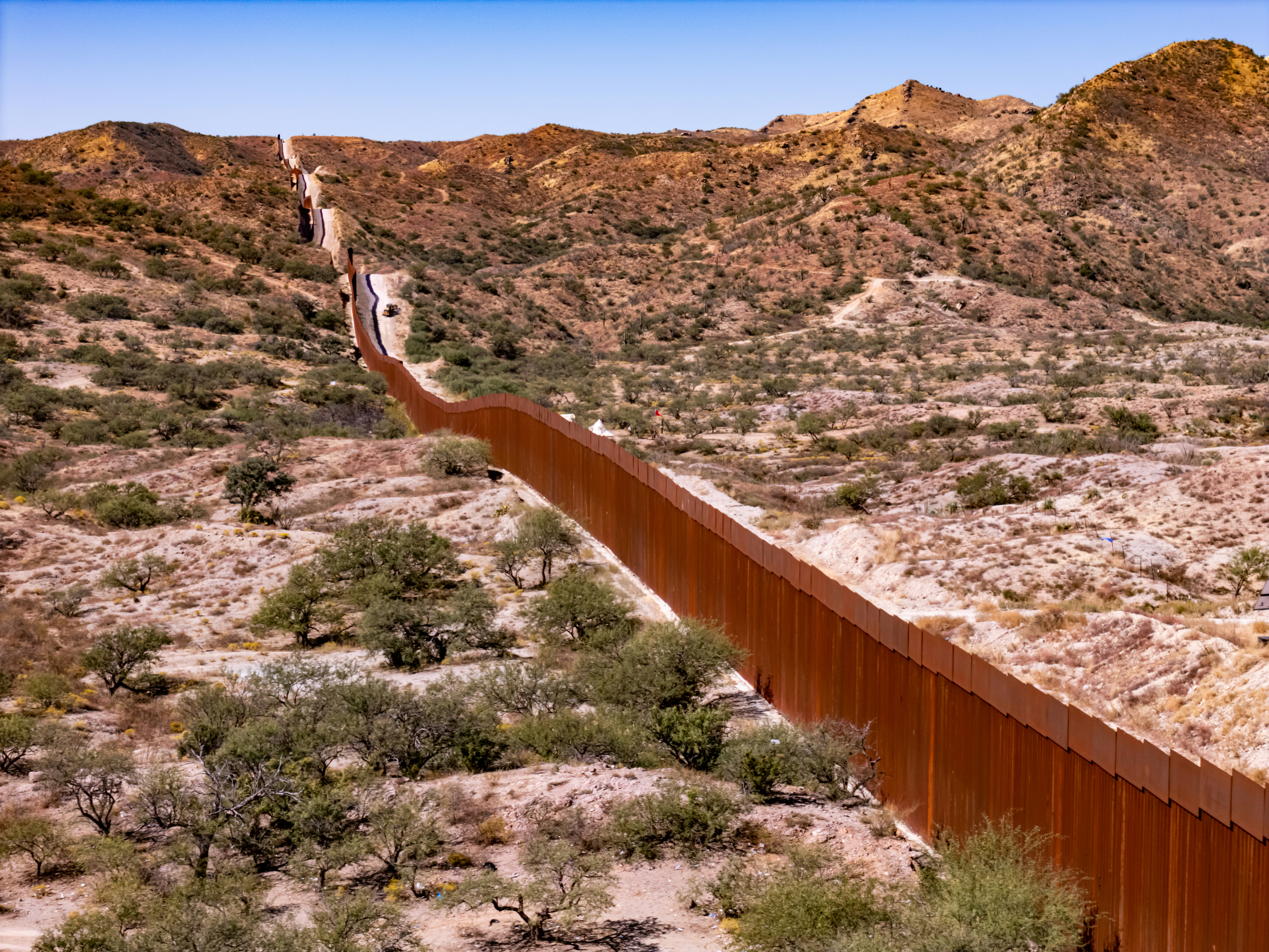 Trump ordena pintar de negro el muro fronterizo para disuadir a migrantes