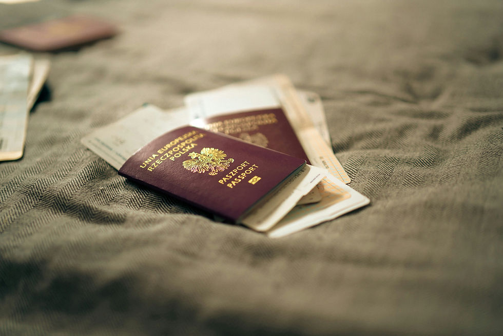 pasaportes sobre una cama