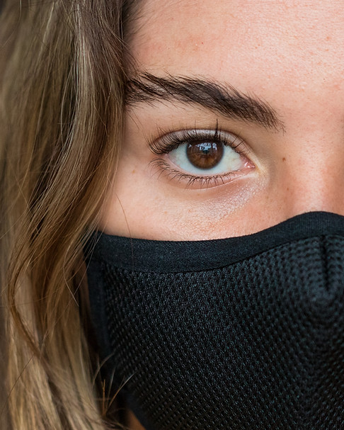 Woman with covid mask hidration IV