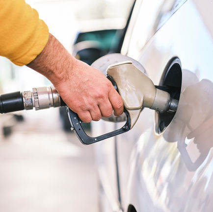Leve caída de precios de combustible para este viernes
