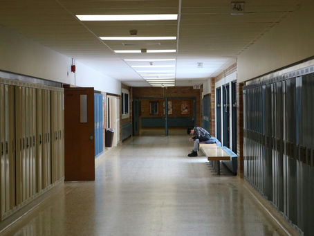 Adolescente teniendo problemas en el instituto