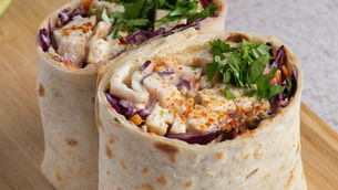 Gegrilltes Hühnchen-Salat-Wrap | Rezepte | schmerzcenter.com