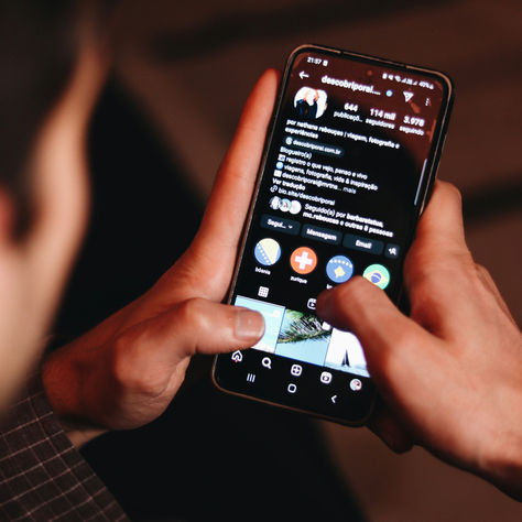 Persona rodeada de conexiones digitales y redes sociales que representan la hiperconexión digital contemporánea.