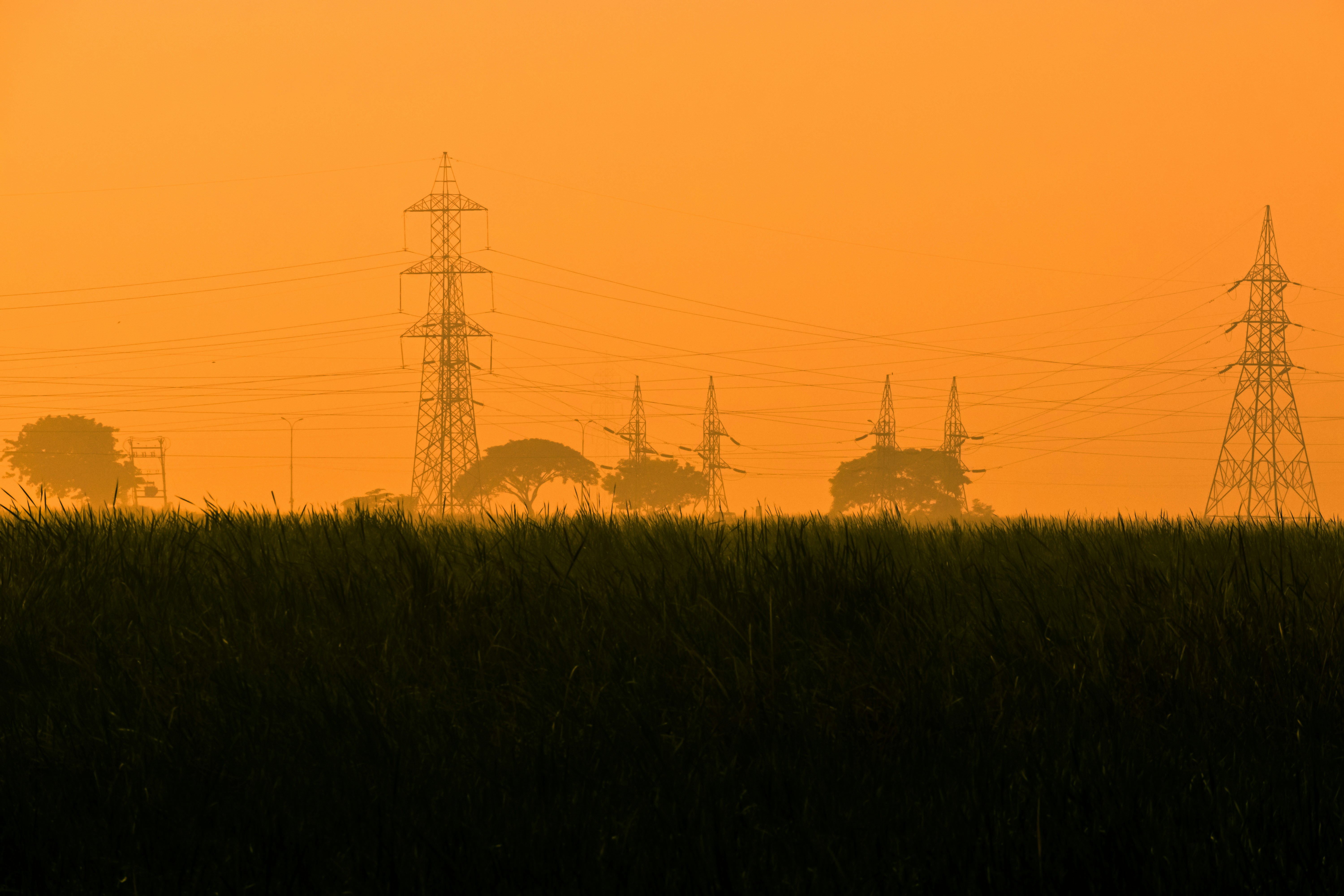 EE. UU. impulsa inversión privada en energía mientras México refuerza el sector público