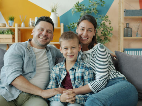 Famille sereine à la maison, symbole de protection et de prévoyance